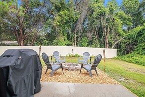 Sunny Retreat - Spacious Yard, Firepit, & Grill 3 Bedroom Home by Reda
