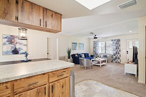 Sunny Retreat - Spacious Yard, Firepit, & Grill 3 Bedroom Home by Reda