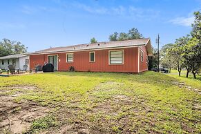 Sunny Retreat - Spacious Yard, Firepit, & Grill 3 Bedroom Home by Reda