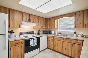 Sunny Retreat - Spacious Yard, Firepit, & Grill 3 Bedroom Home by Reda