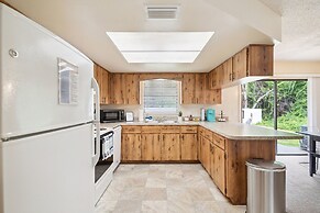 Sunny Retreat - Spacious Yard, Firepit, & Grill 3 Bedroom Home by Reda