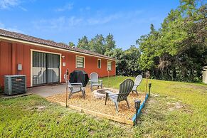 Sunny Retreat - Spacious Yard, Firepit, & Grill 3 Bedroom Home by Reda