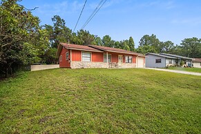 Sunny Retreat - Spacious Yard, Firepit, & Grill 3 Bedroom Home by Reda