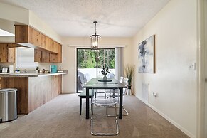 Sunny Retreat - Spacious Yard, Firepit, & Grill 3 Bedroom Home by Reda