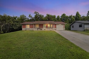 Sunny Retreat - Spacious Yard, Firepit, & Grill 3 Bedroom Home by Reda