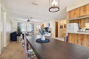 Sunny Retreat - Spacious Yard, Firepit, & Grill 3 Bedroom Home by Reda