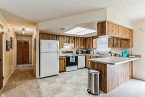 Sunny Retreat - Spacious Yard, Firepit, & Grill 3 Bedroom Home by Reda