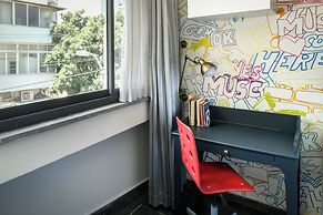 Turquoise Chic Apartment by Sea N' Rent