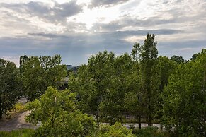 Comfy Apartment With Parking by Renters