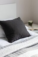 Comfy Apartment With Parking by Renters