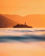 Mobile Home - Alpha Campers Montenegro - Our Red Westfalia Bus