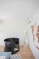 Liiiving - Downtown Balcony Apartment