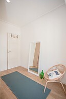 Liiiving - Downtown Balcony Apartment