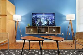 ASK FOR Discount-2br Hip Apt Apple TV Fastwifi