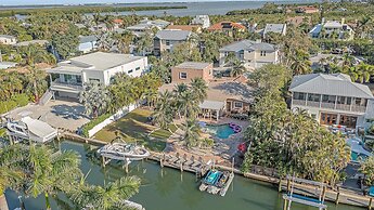 Decked Out On Marbury 4 Bedroom Home by RedAwning