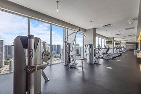 Cozy Downtown Pad- Luxe Rooftop Pool gym and More