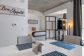 Cozy Downtown Pad- Luxe Rooftop Pool gym and More