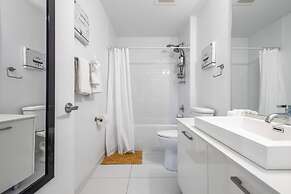 Cozy Downtown Pad- Luxe Rooftop Pool gym and More