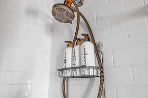 Cozy Downtown Pad- Luxe Rooftop Pool gym and More