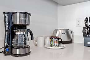 Cozy Downtown Pad- Luxe Rooftop Pool gym and More