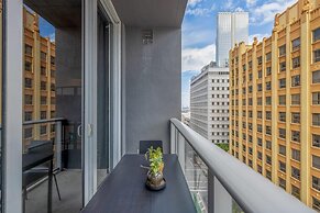 Cozy Downtown Pad- Luxe Rooftop Pool gym and More