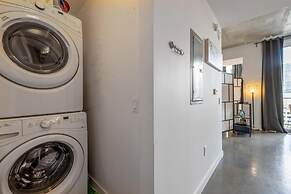 Cozy Downtown Pad- Luxe Rooftop Pool gym and More