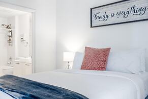 Cozy Downtown Pad- Luxe Rooftop Pool gym and More