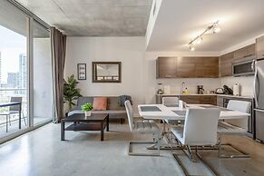 Cozy Downtown Pad- Luxe Rooftop Pool gym and More