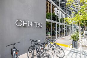 Cozy Downtown Pad- Luxe Rooftop Pool gym and More