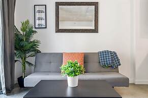 Cozy Downtown Pad- Luxe Rooftop Pool gym and More