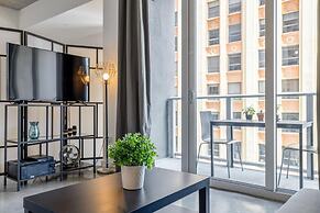 Cozy Downtown Pad- Luxe Rooftop Pool gym and More