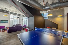 Cozy Downtown Pad- Luxe Rooftop Pool gym and More