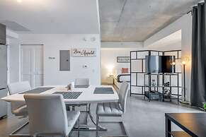 Cozy Downtown Pad- Luxe Rooftop Pool gym and More