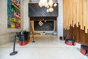 Cozy Downtown Pad- Luxe Rooftop Pool gym and More