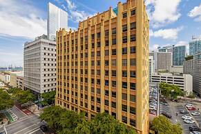 Cozy Downtown Pad- Luxe Rooftop Pool gym and More