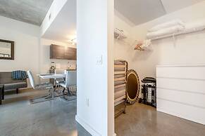 Cozy Downtown Pad- Luxe Rooftop Pool gym and More