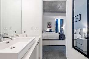 Cozy Downtown Pad- Luxe Rooftop Pool gym and More