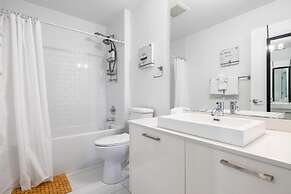 Cozy Downtown Pad- Luxe Rooftop Pool gym and More