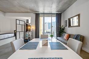 Cozy Downtown Pad- Luxe Rooftop Pool gym and More