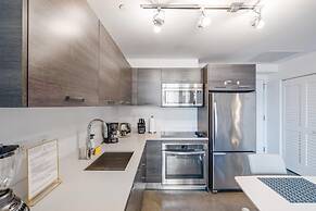 Cozy Downtown Pad- Luxe Rooftop Pool gym and More