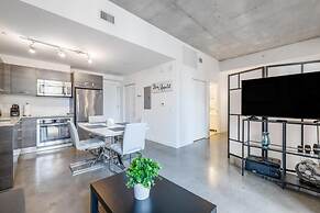 Cozy Downtown Pad- Luxe Rooftop Pool gym and More