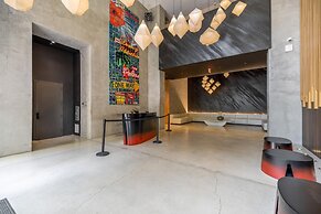 Cozy Downtown Pad- Luxe Rooftop Pool gym and More