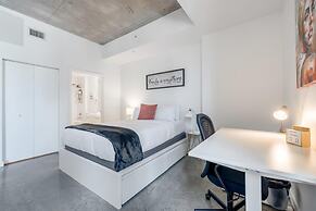 Cozy Downtown Pad- Luxe Rooftop Pool gym and More