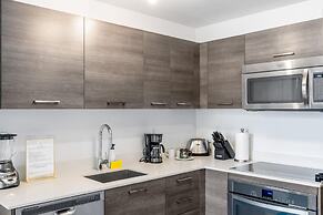 Cozy Downtown Pad- Luxe Rooftop Pool gym and More