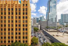 Cozy Downtown Pad- Luxe Rooftop Pool gym and More