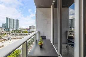 Cozy Downtown Pad- Luxe Rooftop Pool gym and More