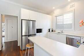 Beautiful 3BR Family Home With Backyard and BBQ