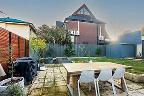 Beautiful 3BR Family Home With Backyard and BBQ