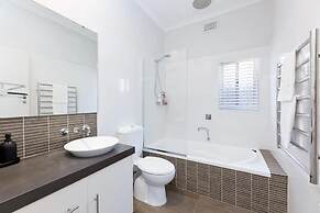 Beautiful 3BR Family Home With Backyard and BBQ