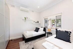 Beautiful 3BR Family Home With Backyard and BBQ